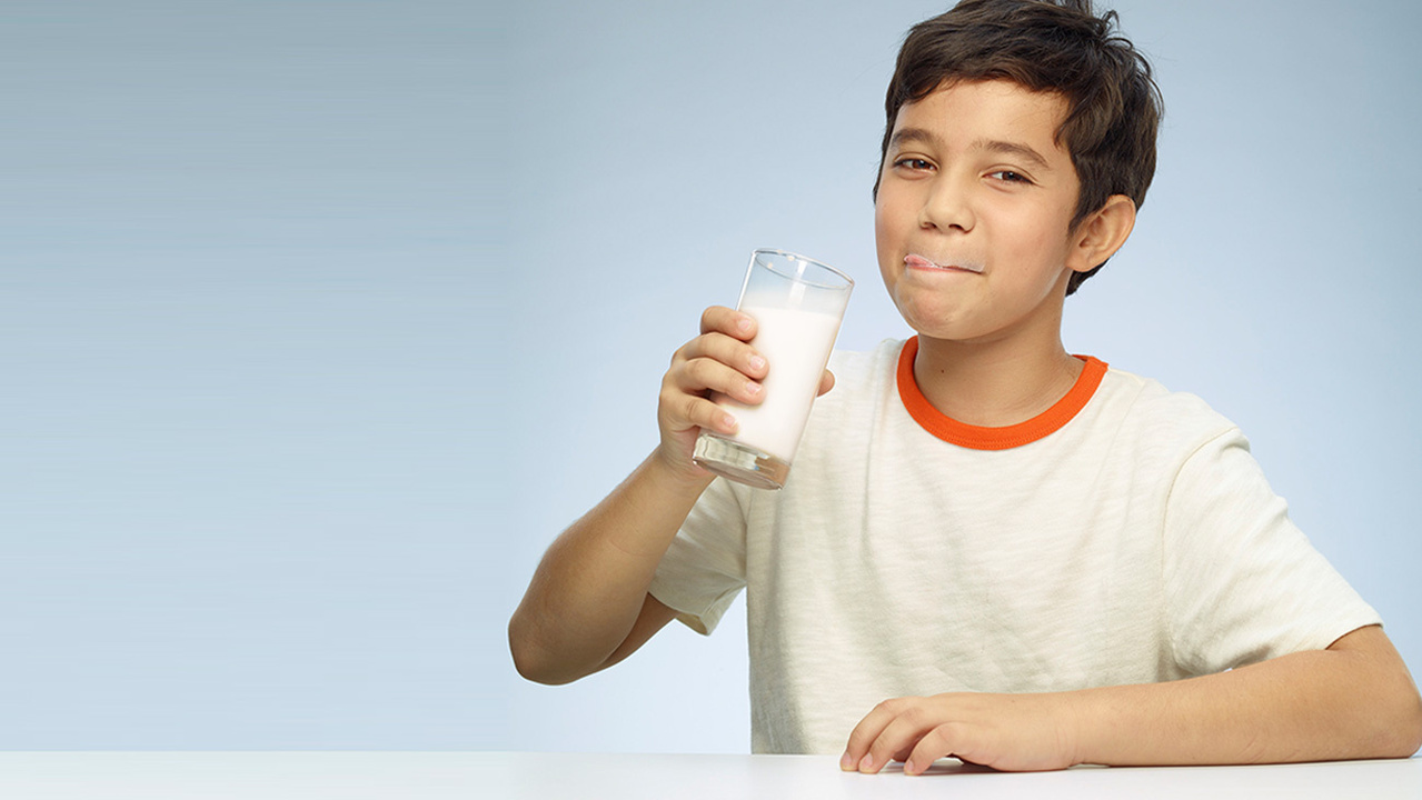 https://www.anchordairy.com/content/dam/anchor/anchor_consumer_brands/anchor_global_/asset_library/website_assets/new_website/nz/nutrition_image/article_content_image/60950425-anchor-boydrinkingmilk-doesprocessingaffectmilk-1300x732px-image_jpg.jpg