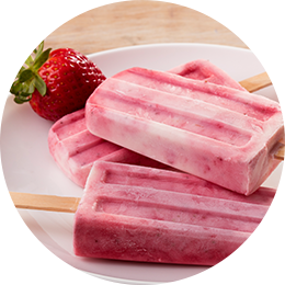 Bâtonnets de glace à l'eau aux fraises et à la crème