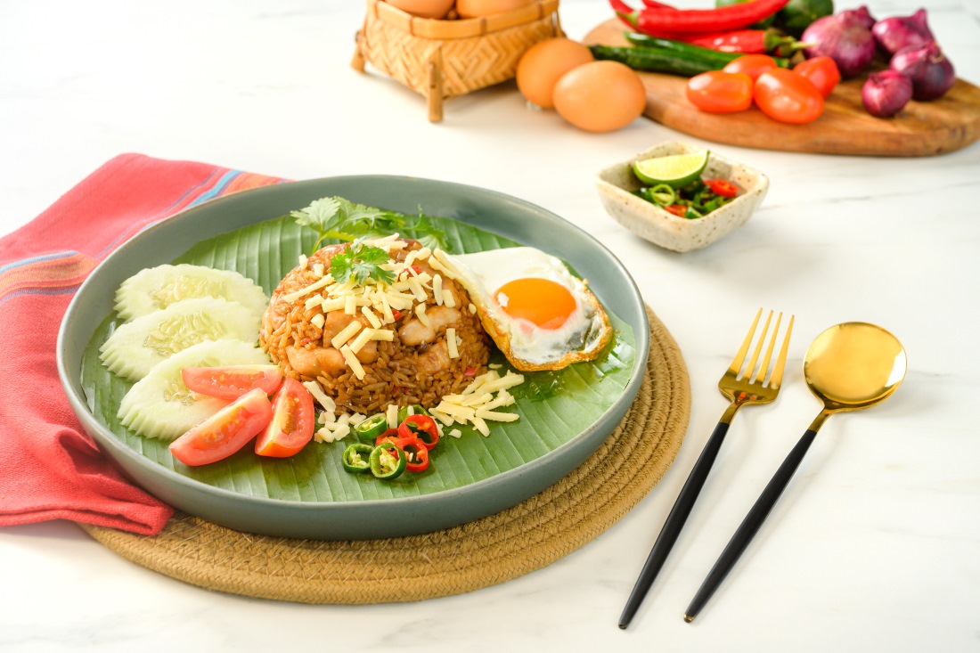 Nasi goreng keju dengan lelehan keju mozzarella yang menggugah selera, sempurna untuk hidangan sarapan atau makan malam